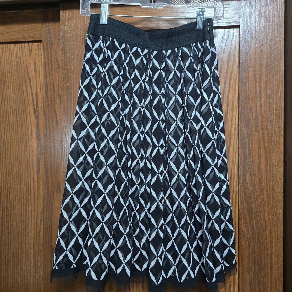 White House Black Market WHBM Black and White Chiffon Skirt Size 4